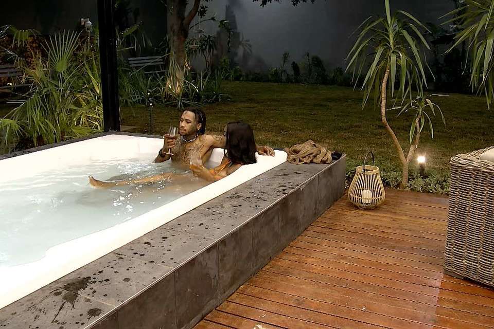1642975816 28 themba and nale in jacuzzi
